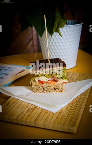 Köstliche gefüllte Focaccia gefüllt mit Käse, Schinken und Gemüse Stockfoto