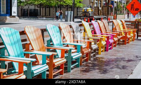 Farbenfrohe Stühle in der King Street vor dem Gebäude des Internationalen Filmfestivals. Toronto, Kanada - 4. Juli 2022 Stockfoto