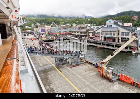 Hafen von Ketchikan, Passagiere, die von Shopping & Landausflügen zum Karneval Panorama Luminosa Kreuzfahrtschiff zurückkehren, eindringender Nebel, Alaska. Stockfoto