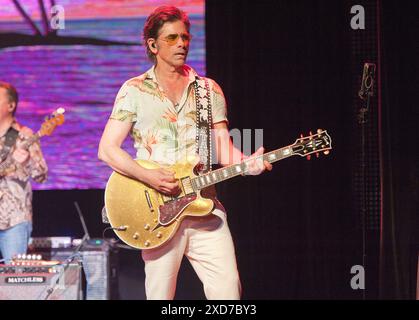 20. Juni 2024 - Myrtle Beach, South Carolina; USA - Gitarrist JOHN STAMOS von The BEACH BOYS tritt live auf, während ihre Tour 2024 einen Halt im Alabama Theatre in Myrtle Beach macht. Copyright 2024 Jason Moore. (Kreditbild: © Jason Moore/ZUMA Press Wire) NUR REDAKTIONELLE VERWENDUNG! Nicht für kommerzielle ZWECKE! Stockfoto