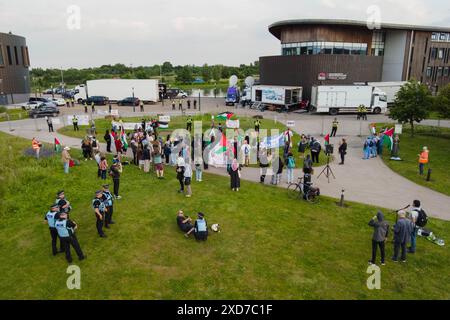 York, Großbritannien. JUNI 2024. Luftaufnahme von Demonstranten mit verschiedenen Schildern, während britische Politiker Rishi Sunak, Kier Starmer, Ed Davey und John Swinney an einer Live-Aufnahme der Fragestunde der University of York teilnehmen. Credit Milo Chandler/Alamy Live News Stockfoto