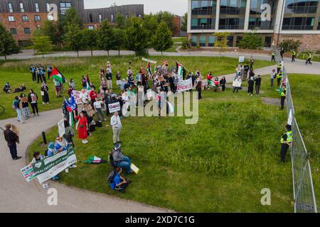 York, Großbritannien. JUNI 2024. Luftaufnahme von Demonstranten mit verschiedenen Schildern, während britische Politiker Rishi Sunak, Kier Starmer, Ed Davey und John Swinney an einer Live-Aufnahme der Fragestunde der University of York teilnehmen. Credit Milo Chandler/Alamy Live News Stockfoto