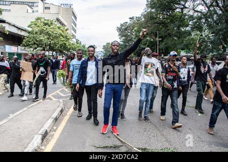 Nakuru, Kenia. Juni 2024. Demonstranten marschieren auf der Straße während einer Demonstration gegen neue Steuervorschläge im Finance Bill 2024. Trotz landesweiter Demonstrationen gegen das hoch umstrittene Finanzgesetz stimmten die Mehrheit der parlamentsabgeordneten der Regierungspartei dem Gesetz in zweiter Lesung zu. Quelle: SOPA Images Limited/Alamy Live News Stockfoto