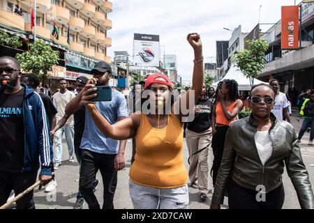 Nakuru, Kenia. Juni 2024. Demonstranten rufen Parolen während einer Demonstration gegen neue Steuervorschläge im Finance Bill 2024. Trotz landesweiter Demonstrationen gegen das hoch umstrittene Finanzgesetz stimmten die Mehrheit der parlamentsabgeordneten der Regierungspartei dem Gesetz in zweiter Lesung zu. Quelle: SOPA Images Limited/Alamy Live News Stockfoto