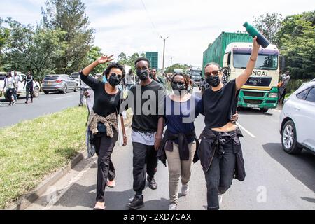 Nakuru, Kenia. Juni 2024. Demonstranten geben bei einer Demonstration gegen neue Steuervorschläge im Finance Bill 2024 Gesten. Trotz landesweiter Demonstrationen gegen das hoch umstrittene Finanzgesetz stimmten die Mehrheit der parlamentsabgeordneten der Regierungspartei dem Gesetz in zweiter Lesung zu. Quelle: SOPA Images Limited/Alamy Live News Stockfoto