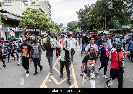 Nakuru, Kenia. Juni 2024. Demonstranten marschieren auf der Straße während einer Demonstration gegen neue Steuervorschläge im Finance Bill 2024. Trotz landesweiter Demonstrationen gegen das hoch umstrittene Finanzgesetz stimmten die Mehrheit der parlamentsabgeordneten der Regierungspartei dem Gesetz in zweiter Lesung zu. Quelle: SOPA Images Limited/Alamy Live News Stockfoto