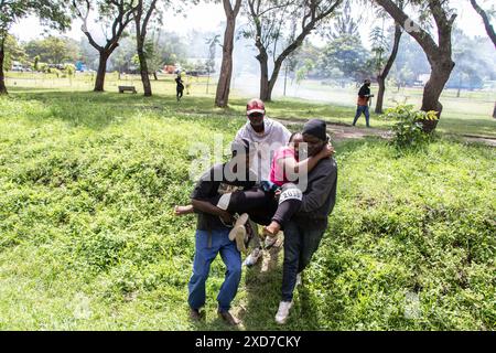 Nakuru, Kenia. Juni 2024. Ein verletzter Demonstrant wird bei einer Demonstration gegen neue Steuervorschläge im Finance Bill 2024 unterstützt. Trotz landesweiter Demonstrationen gegen das hoch umstrittene Finanzgesetz stimmten die Mehrheit der parlamentsabgeordneten der Regierungspartei dem Gesetz in zweiter Lesung zu. (Foto: James Wakibia/SOPA Images/SIPA USA) Credit: SIPA USA/Alamy Live News Stockfoto