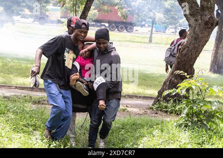 Nakuru, Kenia. Juni 2024. Ein verletzter Demonstrant wird bei einer Demonstration gegen neue Steuervorschläge im Finance Bill 2024 unterstützt. Trotz landesweiter Demonstrationen gegen das hoch umstrittene Finanzgesetz stimmten die Mehrheit der parlamentsabgeordneten der Regierungspartei dem Gesetz in zweiter Lesung zu. (Foto: James Wakibia/SOPA Images/SIPA USA) Credit: SIPA USA/Alamy Live News Stockfoto