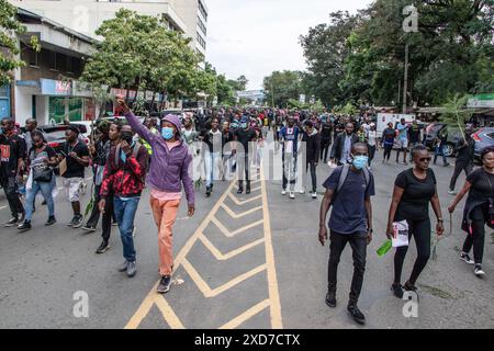 Nakuru, Kenia. Juni 2024. Demonstranten marschieren auf der Straße während einer Demonstration gegen neue Steuervorschläge im Finance Bill 2024. Trotz landesweiter Demonstrationen gegen das hoch umstrittene Finanzgesetz stimmten die Mehrheit der parlamentsabgeordneten der Regierungspartei dem Gesetz in zweiter Lesung zu. (Foto: James Wakibia/SOPA Images/SIPA USA) Credit: SIPA USA/Alamy Live News Stockfoto