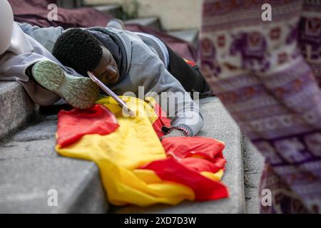 Madrid, Spanien. Juni 2024. Ein Mann nimmt an einer Aufführung Teil. Organisationen und Gruppen der Zivilgesellschaft haben anlässlich des Internationalen Flüchtlingstages in der Umgebung des Reina-SofÌa-Museums zu einer Kundgebung aufgerufen. Quelle: SOPA Images Limited/Alamy Live News Stockfoto