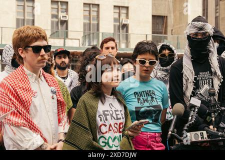 Manhattan, USA. Juni 2024. Pro-palästinensische Demonstranten, die wegen kriminellen Eingriffs angeklagt sind, versammeln sich zu einer Pressekonferenz vor dem Manhattan-Strafgericht nach ihrem ersten Gerichtsereignis in Lower Manhattan, NY am Donnerstag, den 20. Juni 2024. 46 Demonstranten werden wegen kriminellen Einbruchs angeklagt, nachdem sie die Hamilton Hall der Columbia University während einer eskalierenden Aktion am 30. April besetzt hatten, die einen dauerhaften Waffenstillstand in Gaza und die Beendigung aller US-Militärhilfe für Israel forderte. (Foto: Cristina Matuozzi/SIPA USA) Credit: SIPA USA/Alamy Live News Stockfoto