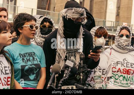 Manhattan, USA. Juni 2024. Pro-palästinensische Demonstranten, die wegen kriminellen Eingriffs angeklagt sind, versammeln sich zu einer Pressekonferenz vor dem Manhattan-Strafgericht nach ihrem ersten Gerichtsereignis in Lower Manhattan, NY am Donnerstag, den 20. Juni 2024. 46 Demonstranten werden wegen kriminellen Einbruchs angeklagt, nachdem sie die Hamilton Hall der Columbia University während einer eskalierenden Aktion am 30. April besetzt hatten, die einen dauerhaften Waffenstillstand in Gaza und die Beendigung aller US-Militärhilfe für Israel forderte. (Foto: Cristina Matuozzi/SIPA USA) Credit: SIPA USA/Alamy Live News Stockfoto