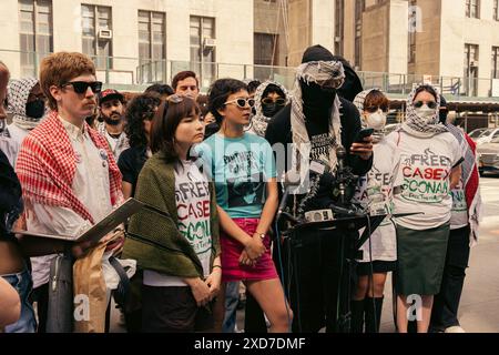 Manhattan, USA. Juni 2024. Pro-palästinensische Demonstranten, die wegen kriminellen Eingriffs angeklagt sind, versammeln sich zu einer Pressekonferenz vor dem Manhattan-Strafgericht nach ihrem ersten Gerichtsereignis in Lower Manhattan, NY am Donnerstag, den 20. Juni 2024. 46 Demonstranten werden wegen kriminellen Einbruchs angeklagt, nachdem sie die Hamilton Hall der Columbia University während einer eskalierenden Aktion am 30. April besetzt hatten, die einen dauerhaften Waffenstillstand in Gaza und die Beendigung aller US-Militärhilfe für Israel forderte. (Foto: Cristina Matuozzi/SIPA USA) Credit: SIPA USA/Alamy Live News Stockfoto