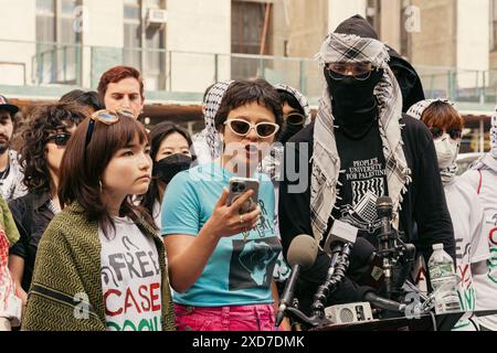 Manhattan, USA. Juni 2024. Pro-palästinensische Demonstranten, die wegen kriminellen Eingriffs angeklagt sind, versammeln sich zu einer Pressekonferenz vor dem Manhattan-Strafgericht nach ihrem ersten Gerichtsereignis in Lower Manhattan, NY am Donnerstag, den 20. Juni 2024. 46 Demonstranten werden wegen kriminellen Einbruchs angeklagt, nachdem sie die Hamilton Hall der Columbia University während einer eskalierenden Aktion am 30. April besetzt hatten, die einen dauerhaften Waffenstillstand in Gaza und die Beendigung aller US-Militärhilfe für Israel forderte. (Foto: Cristina Matuozzi/SIPA USA) Credit: SIPA USA/Alamy Live News Stockfoto