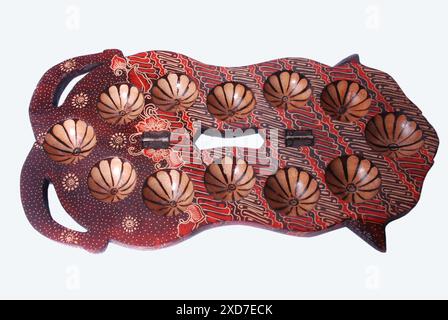 Congklak oder Dakon ist in Form eines Fisches mit Batik verziert, einem traditionellen Spielinstrument, das ursprünglich aus dem Nahen Osten stammt Stockfoto