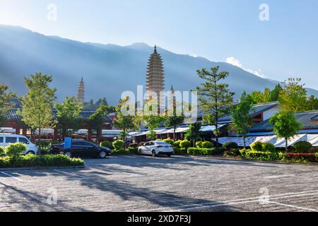 DALI, China - 21. Oktober 2015: Die drei Pagoden des Chongsheng Tempels in Dali. Malerische Berge sind im Hintergrund zu sehen. Stockfoto