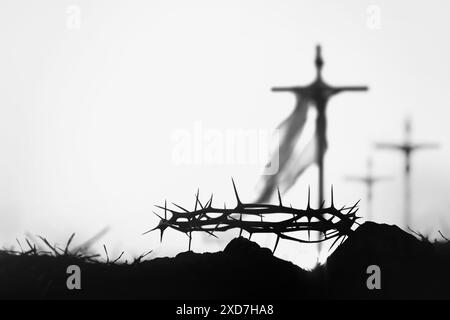 Die Silhouette des Dornenkreuzes und der Dornenkrone symbolisiert Jesu Leiden und Trübsal, die Passionswoche und den Hintergrund der Fastenzeit Ostern Stockfoto