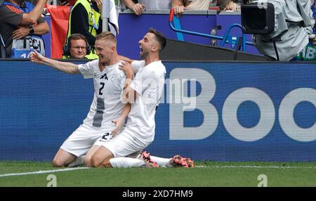 München, Deutschland. Juni 2024. Der slowenische Zan Karnicnik (L) feiert mit seinem Teamkollegen das Tor beim Gruppenspiel der UEFA Euro 2024 zwischen Slowenien und Serbien am 20. Juni 2024 in München. Quelle: Philippe Ruiz/Xinhua/Alamy Live News Stockfoto