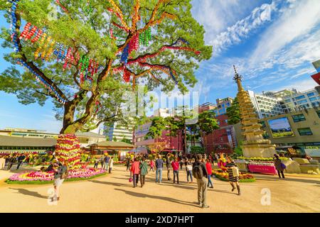 Seoul, Südkorea - 15. Oktober 2017: Fantastischer farbenfroher Blick auf grünen Baum, der mit Papierlaternen und Blumen im Garten des Jogyesa-Tempels dekoriert ist. Stockfoto