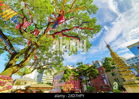 Seoul, Südkorea - 15. Oktober 2017: Fantastischer farbenfroher Blick auf grünen Baum, der mit Papierlaternen und Blumen im Garten des Jogyesa-Tempels dekoriert ist. Stockfoto