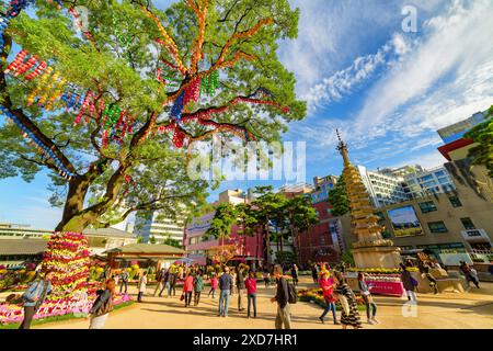 Seoul, Südkorea - 15. Oktober 2017: Fantastischer farbenfroher Blick auf grünen Baum, der mit Papierlaternen und Blumen im Garten des Jogyesa-Tempels dekoriert ist. Stockfoto