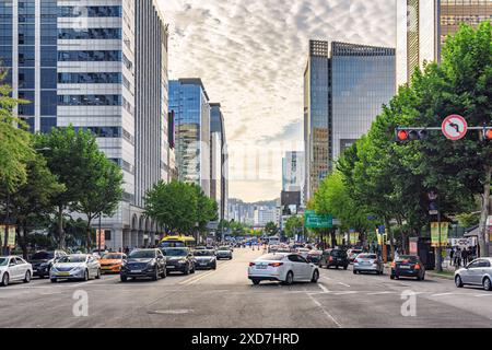Seoul, Südkorea - 15. Oktober 2017: Malerischer Blick auf die Saemunan-Ro Street im Jongno District in der Innenstadt. Tagesverkehr. Stockfoto