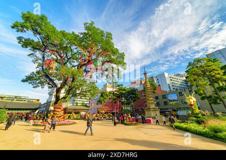 Seoul, Südkorea - 15. Oktober 2017: Fantastischer farbenfroher Blick auf grünen Baum, der mit Papierlaternen und Blumen im Garten des Jogyesa-Tempels dekoriert ist. Stockfoto