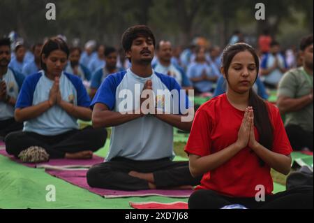 Neu-Delhi, Delhi, Indien. Juni 2024. Menschen führen Yoga anlässlich des Internationalen Yoga-Tages auf dem Rasen des Kartavya-Pfads vor dem India Gate in Neu-Delhi, Indien am 21. Juni 2024 durch. (Kreditbild: © Kabir Jhangiani/ZUMA Press Wire) NUR REDAKTIONELLE VERWENDUNG! Nicht für kommerzielle ZWECKE! Stockfoto