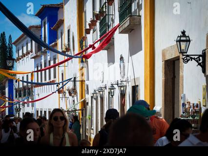 Rua Direita, Óbidos, Portugal. Abend auf der überfüllten Hauptstraße mit Kopfsteinpflaster in der als die am besten erhaltene klassische, ummauerte Siedlung Portugals bezeichneten Stadt. Stockfoto