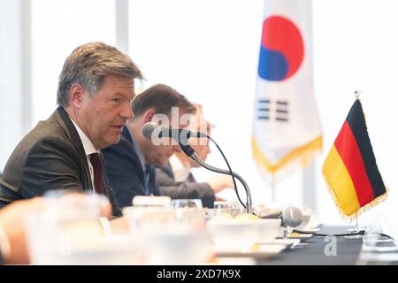 Seoul, Südkorea. Juni 2024. Robert Habeck (Allianz 90/die Grünen), Bundesminister für Wirtschaft und Klimaschutz, spricht während eines Treffens mit dem südkoreanischen Minister für Handel, Industrie und Energie im Rahmen seiner Reise nach Ostasien. Habeck besucht Südkorea bis zum 21. Juni und fliegt dann nach China. Quelle: Sebastian Christoph Gollnow/dpa/Alamy Live News Stockfoto