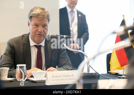 Seoul, Südkorea. Juni 2024. Robert Habeck (Allianz 90/die Grünen), Bundesminister für Wirtschaft und Klimaschutz, spricht während eines Treffens mit dem südkoreanischen Minister für Handel, Industrie und Energie im Rahmen seiner Reise nach Ostasien. Habeck besucht Südkorea bis zum 21. Juni und fliegt dann nach China. Quelle: Sebastian Christoph Gollnow/dpa/Alamy Live News Stockfoto