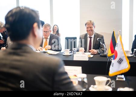 Seoul, Südkorea. Juni 2024. Robert Habeck (Allianz 90/die Grünen, r), Bundesminister für Wirtschaft und Klimaschutz, spricht während eines Treffens mit Ahn Duk-geun (l), Minister für Handel, Industrie und Energie Südkoreas, im Rahmen seiner Reise nach Ostasien. Habeck besucht Südkorea bis zum 21. Juni und fliegt dann nach China. Quelle: Sebastian Christoph Gollnow/dpa/Alamy Live News Stockfoto
