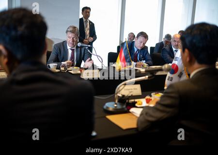 Seoul, Südkorea. Juni 2024. Robert Habeck (Allianz 90/die Grünen, l), Bundesminister für Wirtschaft und Klimaschutz, spricht während eines Treffens mit Ahn Duk-geun (r), Minister für Handel, Industrie und Energie Südkoreas, im Rahmen seiner Reise nach Ostasien. Habeck besucht Südkorea bis zum 21. Juni und fliegt dann nach China. Quelle: Sebastian Christoph Gollnow/dpa/Alamy Live News Stockfoto