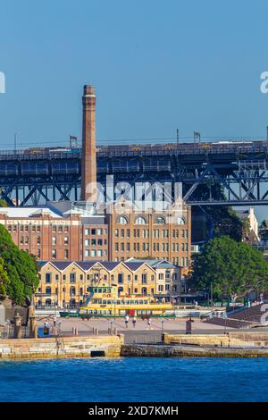 Der geschichtsträchtige Vorort The Rocks in Sydney, NSW, Australien, von der Farm Cove und dem Vorplatz des Sydney Opera House aus gesehen. Stockfoto