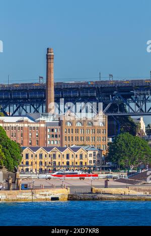 Der geschichtsträchtige Vorort The Rocks in Sydney, NSW, Australien, von der Farm Cove und dem Vorplatz des Sydney Opera House aus gesehen. Stockfoto