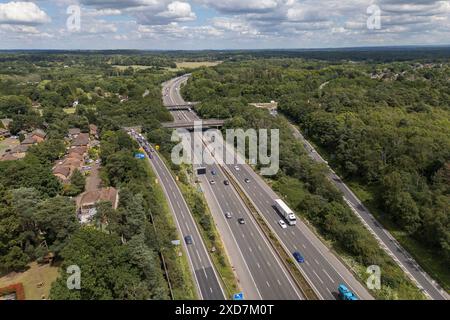 Luftaufnahme der Autobahn M3, Anschlussstelle 3, mit der A322 in der Nähe von Bagshot, Großbritannien. Stockfoto