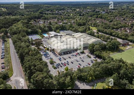 Luftaufnahme des David Lloyd Royal Berkshire, Bracknell, Berkshire, Großbritannien. Stockfoto