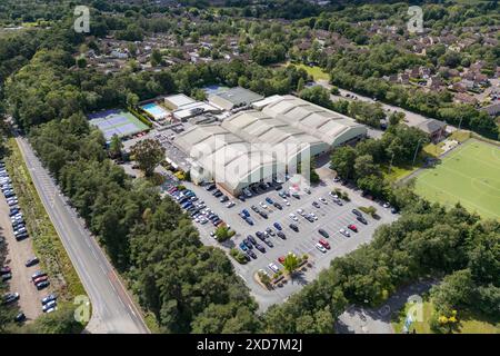 Luftaufnahme des David Lloyd Royal Berkshire, Bracknell, Berkshire, Großbritannien. Stockfoto