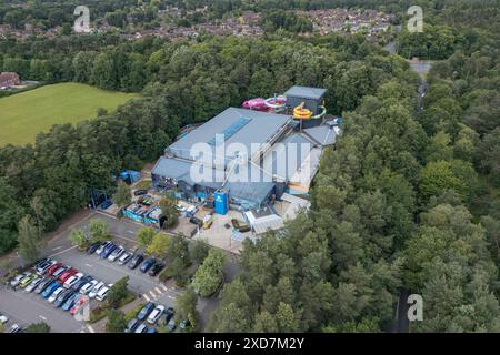 Luftaufnahme der Coral Reef Waterworld, Bracknell, Berkshire, Großbritannien. Stockfoto