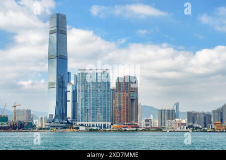 Wunderbarer Blick auf Victoria Harbor, Wolkenkratzer und Union Square in West Kowloon von Hong Kong. Fantastische Stadtlandschaft. Stockfoto