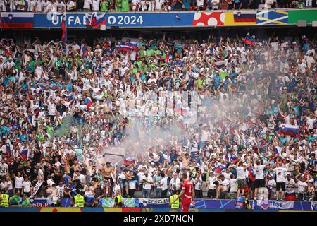 München, Deutschland. Juni 2024. Anhänger Sloweniens waren während des Gruppenspiels der UEFA EURO 2024 zwischen Slowenien und Serbien in der Münchener Fußballarena zu sehen. (Endpunktzahl; Slowenien 1:1 Serbien) Credit: SOPA Images Limited/Alamy Live News Stockfoto