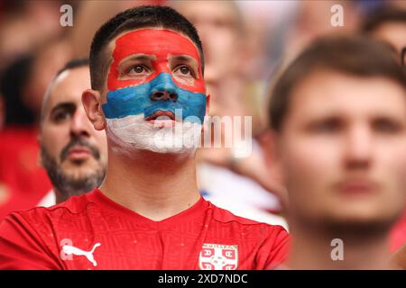 München, Deutschland. Juni 2024. Der serbische Unterstützer wird während des Gruppenspiels der UEFA EURO 2024 zwischen Slowenien und Serbien in der Münchener Fußballarena gesehen. (Endpunktzahl; Slowenien 1:1 Serbien) Credit: SOPA Images Limited/Alamy Live News Stockfoto