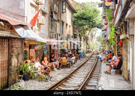 Hanoi, Vietnam - 18. April 2019: Touristen und Einwohner warten auf einen vorbeifahrenden Zug an der Hanoi Train Street. Stockfoto
