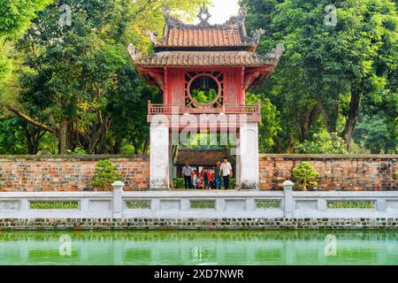 Hanoi, Vietnam - 18. April 2019: Fantastischer Blick auf den Khue Van Pavillon zwischen grünen Bäumen und den Thien Quang Brunnen (Brunnen von himmlischer Klarheit). Stockfoto