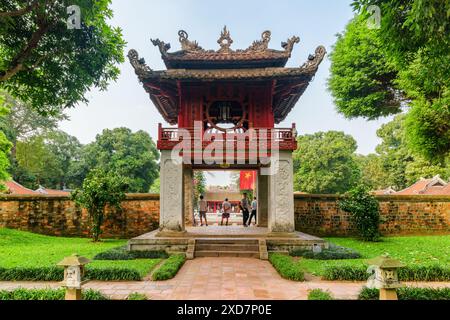 Hanoi, Vietnam - 18. April 2019: Fantastischer Blick auf den Khue Van Pavillon zwischen grünen Bäumen am Tempel der Literatur. Stockfoto