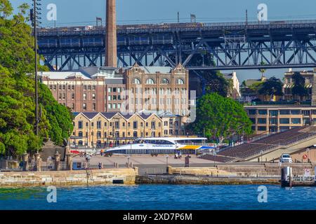 Der geschichtsträchtige Vorort The Rocks in Sydney, NSW, Australien, von der Farm Cove und dem Vorplatz des Sydney Opera House aus gesehen. Stockfoto