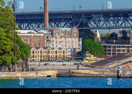 Der geschichtsträchtige Vorort The Rocks in Sydney, NSW, Australien, von der Farm Cove und dem Vorplatz des Sydney Opera House aus gesehen. Stockfoto