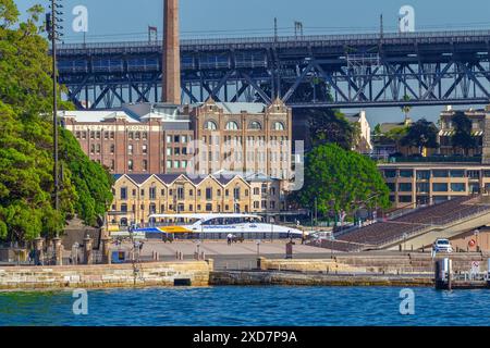 Der geschichtsträchtige Vorort The Rocks in Sydney, NSW, Australien, von der Farm Cove und dem Vorplatz des Sydney Opera House aus gesehen. Stockfoto