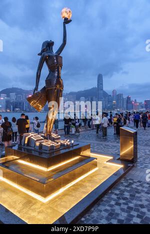 Hongkong - 4. Mai 2019: Fabelhafter Abendblick auf die Hong Kong Film Awards Statue an der Avenue of Stars. Stockfoto