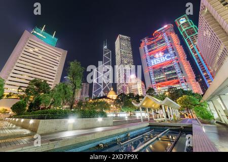 Hongkong - 21. Oktober 2017: Fantastischer, farbenfroher Blick auf die Wolkenkratzer in der Innenstadt. Fantastische Stadtlandschaft. Stockfoto